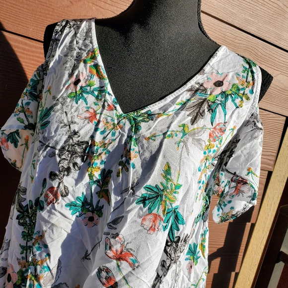 a.n.a. Women's Cold Shoulder Top Size Medium White Floral V-Neck Short Sleeve - Picture 7 of 13